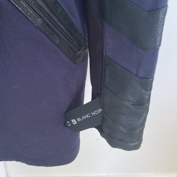 Comfortable hooded travel jacket - Picture 3 of 5